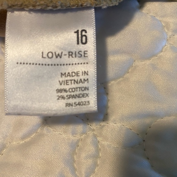 Old Navy Tan Bermuda Shorts Flat Front Cotton Blend. Size 16 with 5 inch inseam - Picture 6 of 9